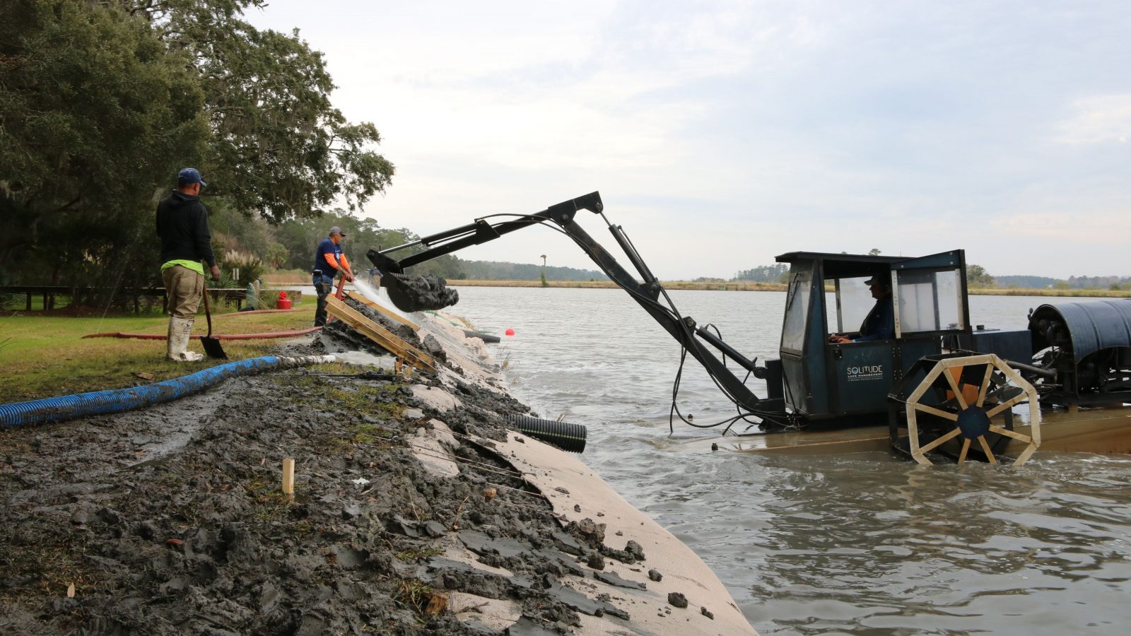 hydro-raking filling the dredgesox