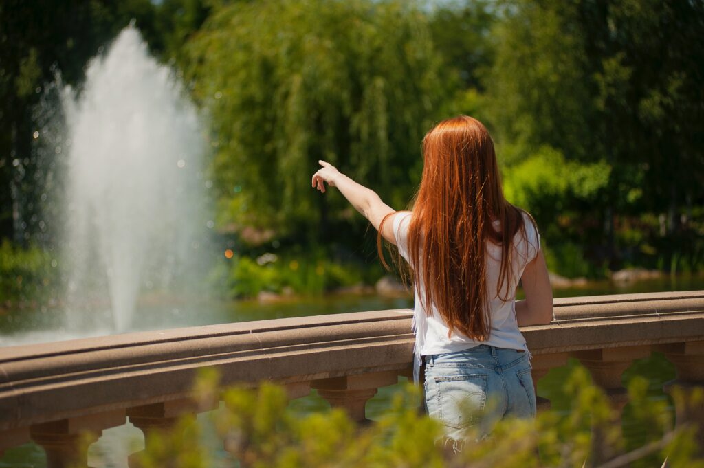 girl-looking-at-fountain
