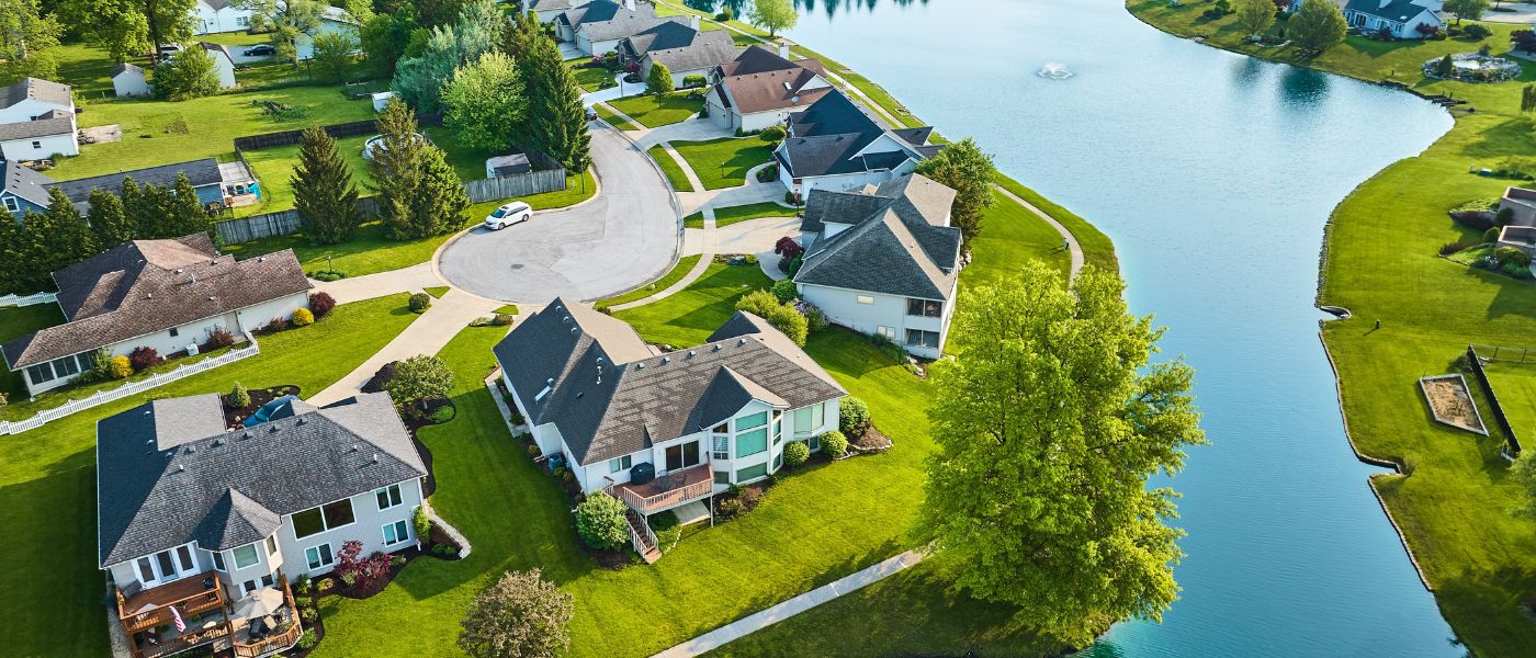 lake front community with a fountain